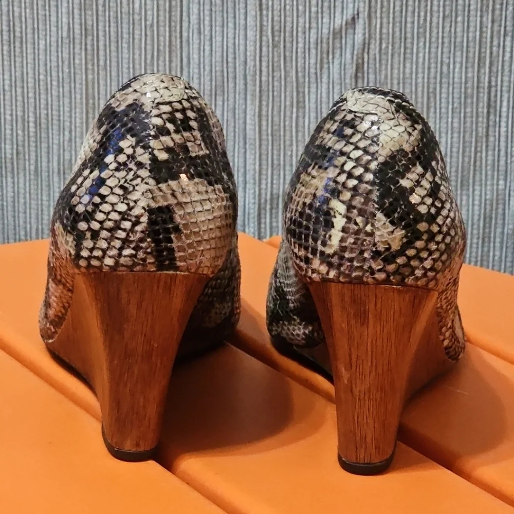 Clarks Indigo Snake Print Wooden Wedge Heels Pumps Rounded Toe‎ Women's 7.5 EUC